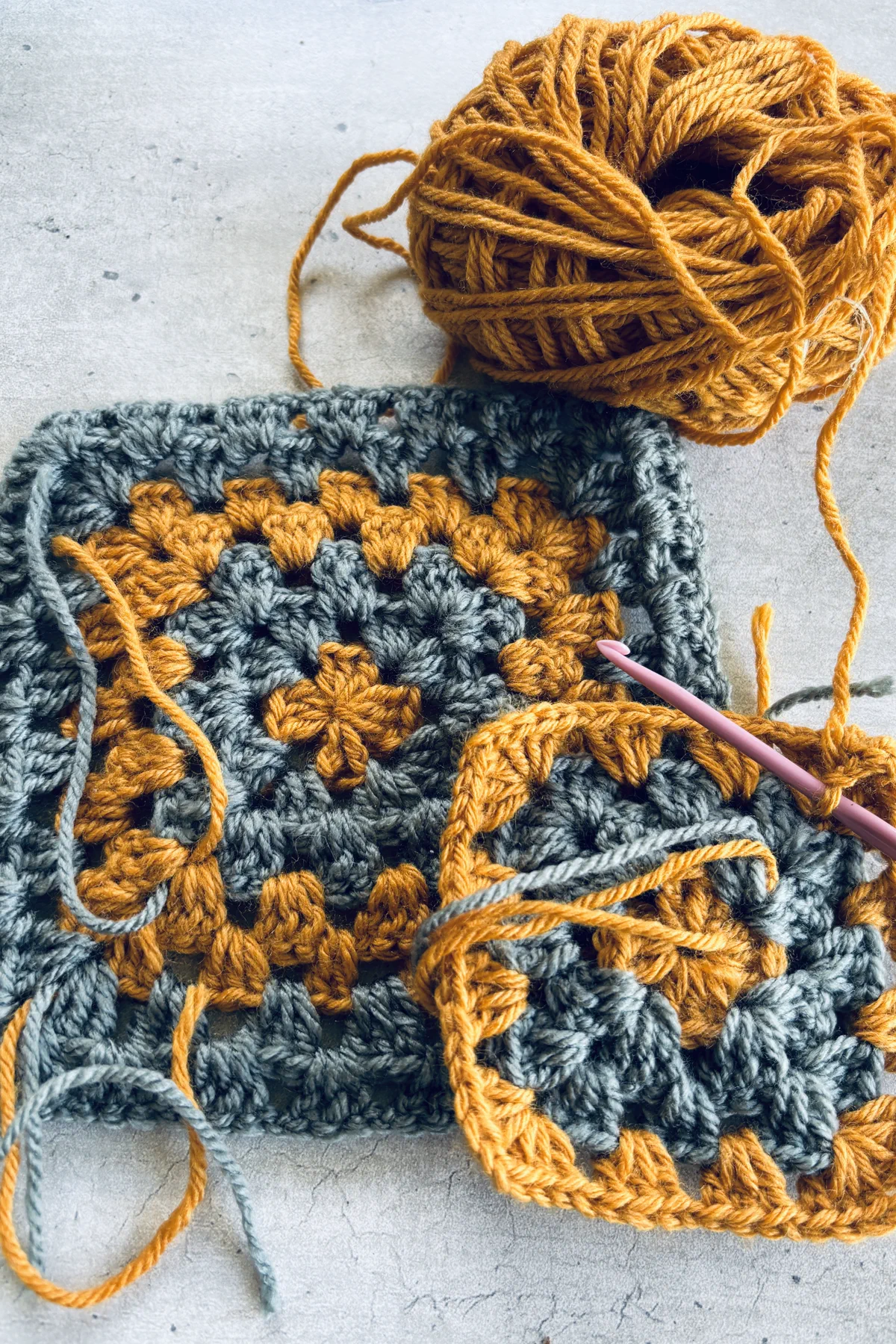 Granny square au crochet : tuto facile pour debutants en deux couleurs